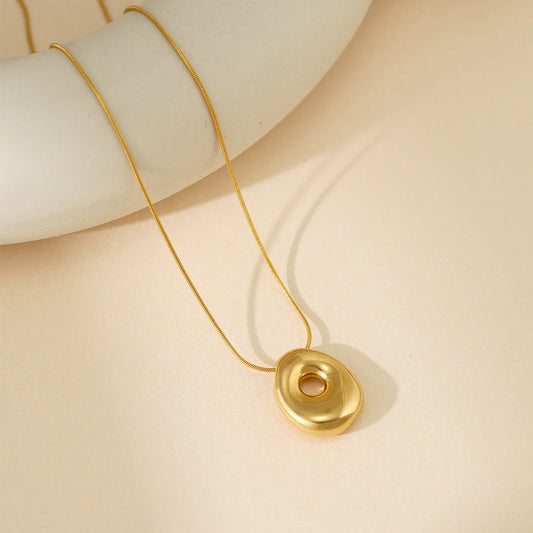 "O" Éternelle Bubble Letter Necklace – Gold Initial Pendant