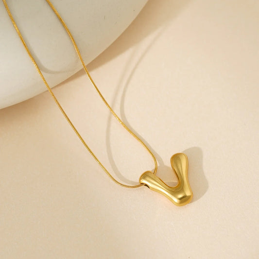 "V" Éternelle Bubble Letter Necklace – Gold Initial Pendant