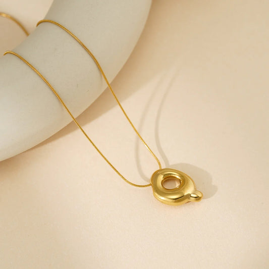 "Q" Éternelle Bubble Letter Necklace – Gold Initial Pendant
