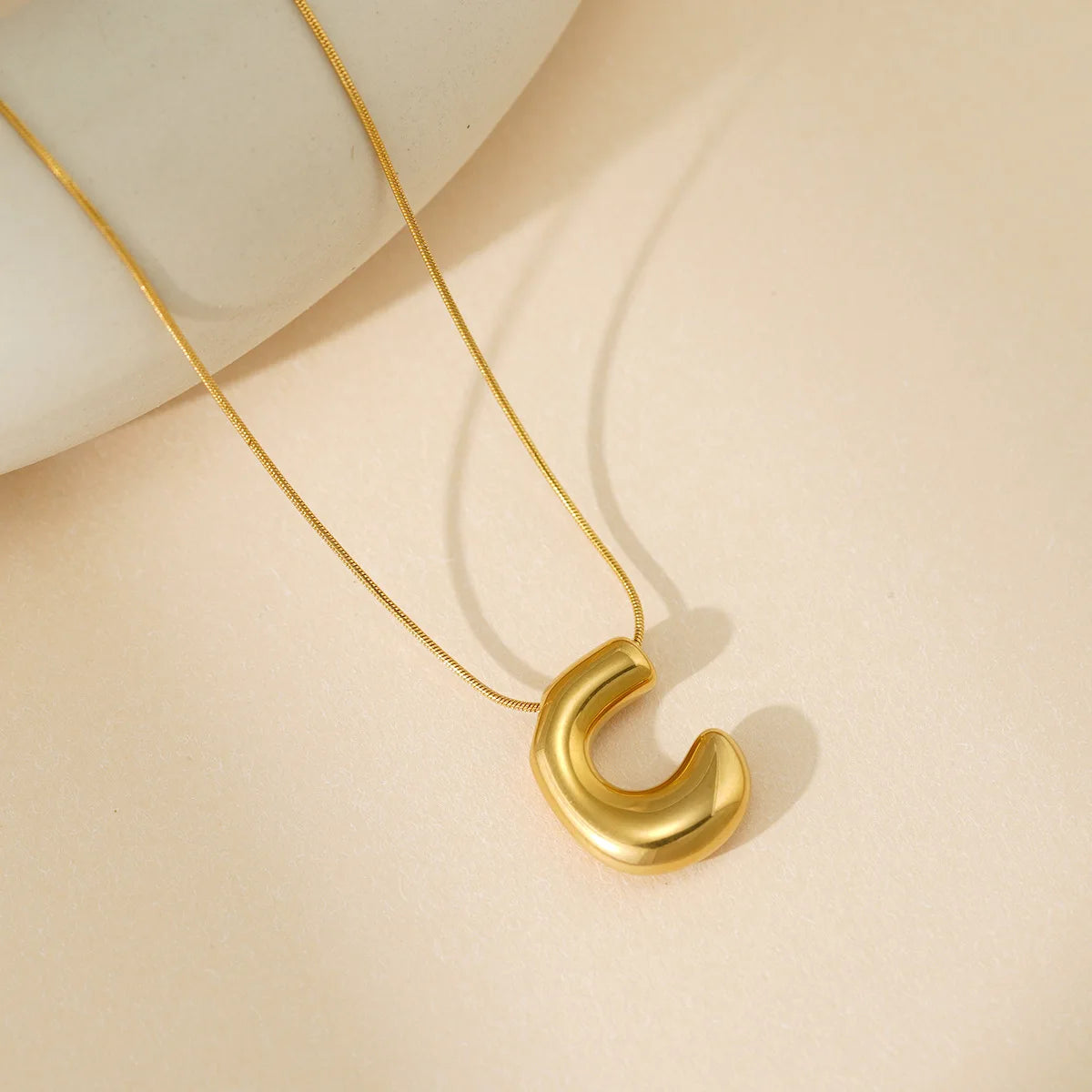 "C" Éternelle Bubble Letter Necklace – Gold Initial Pendant