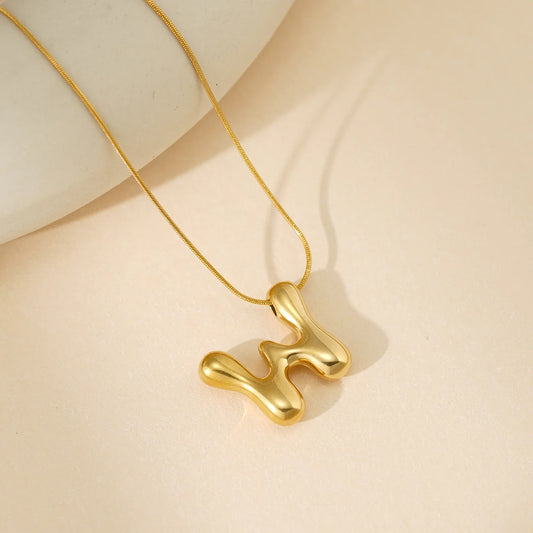 "W" Éternelle Bubble Letter Necklace – Gold Initial Pendant