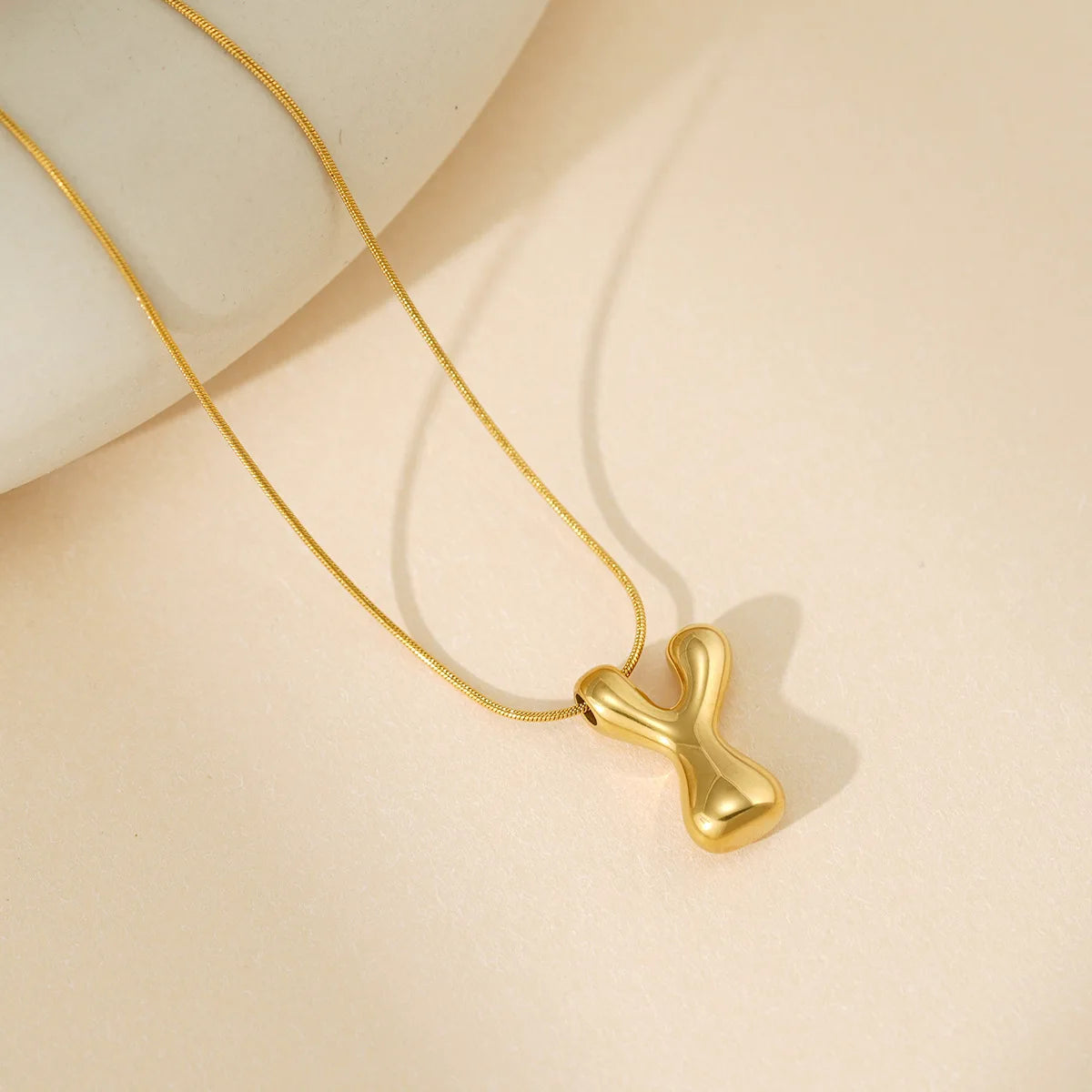 "Y" Éternelle Bubble Letter Necklace – Gold Initial Pendant
