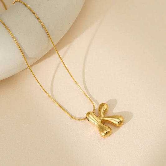 "K" Éternelle Bubble Letter Necklace – Gold Initial Pendant