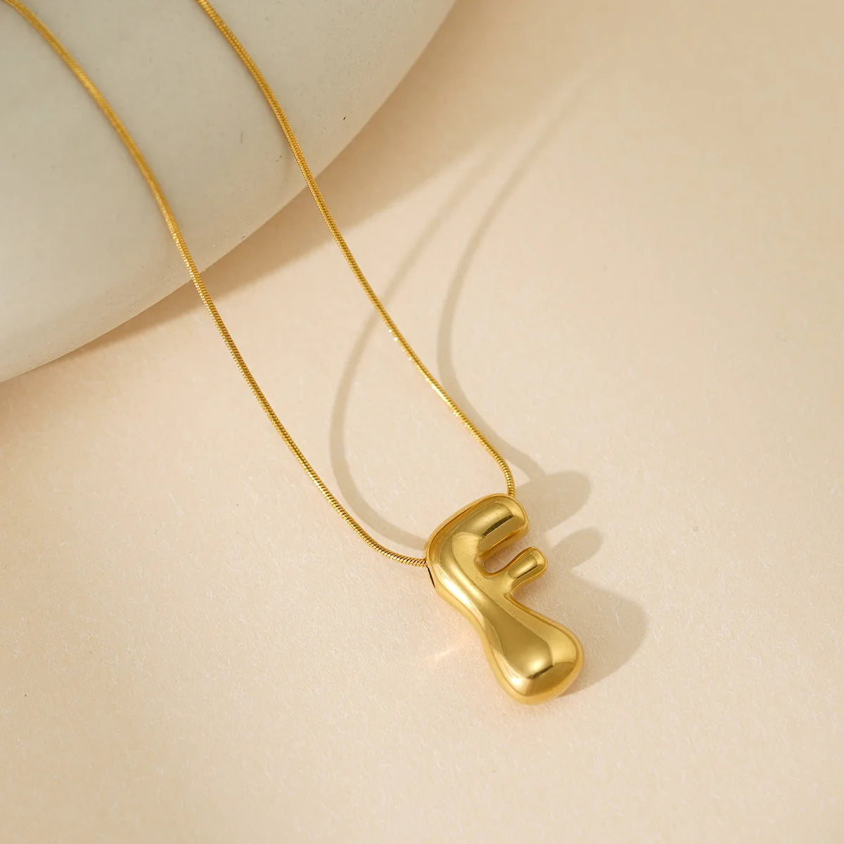 "F" Éternelle Bubble Letter Necklace – Gold Initial Pendant